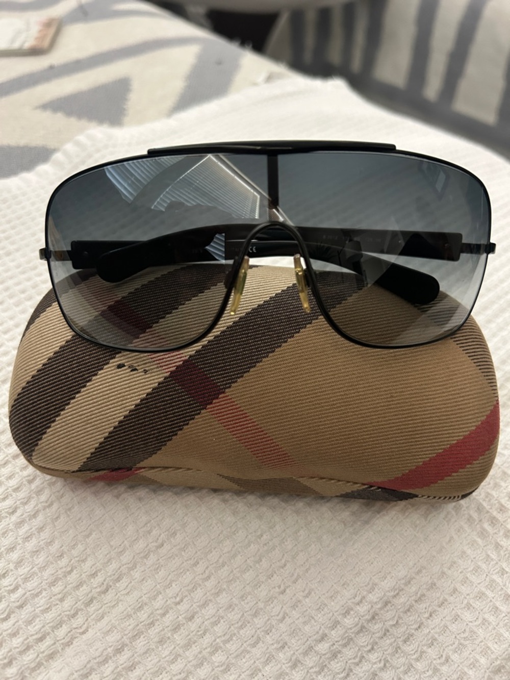 Burberry Shield Sunglasses Y2K Semi Rim Black Grey Lens Minimalist w Case